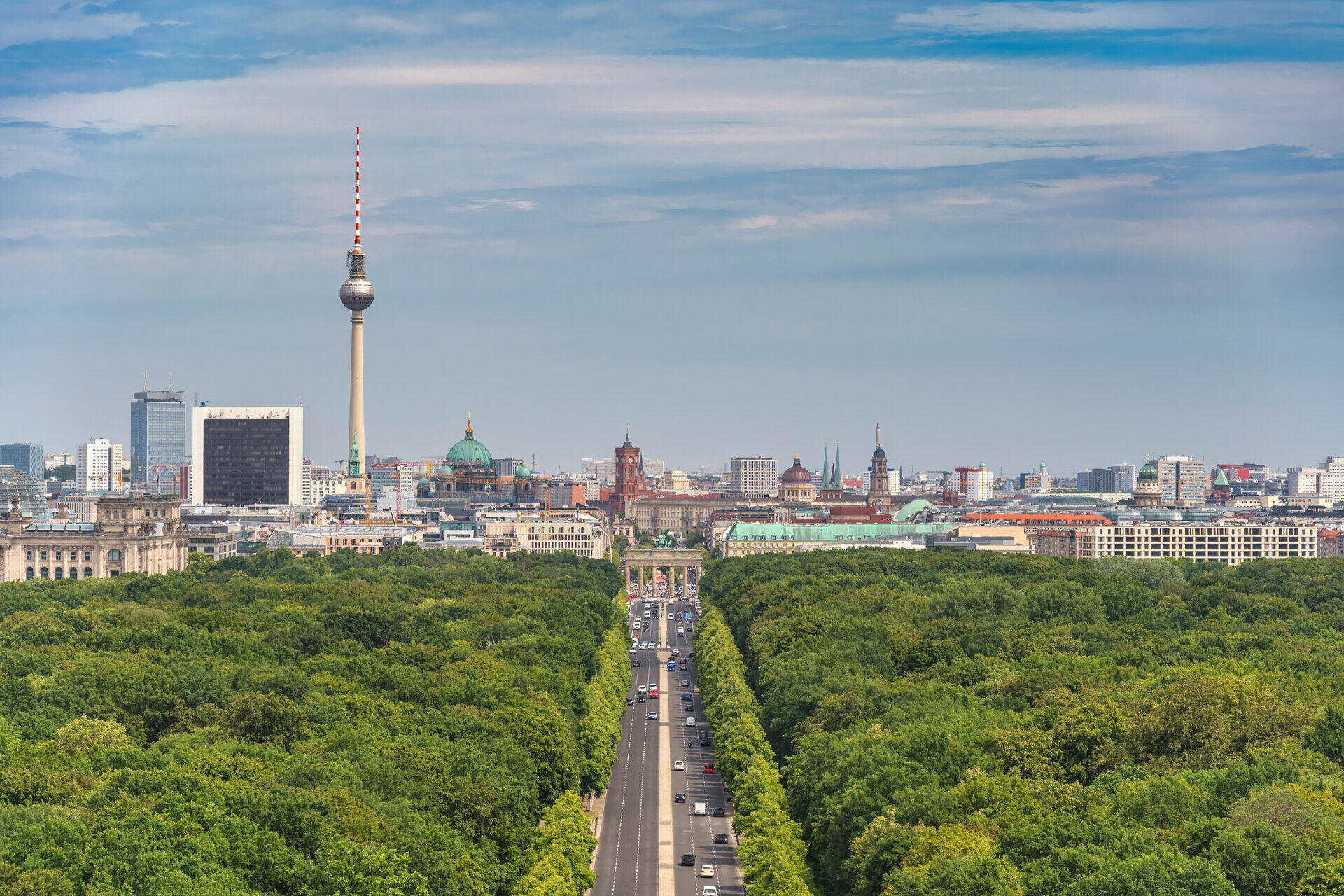 Berliner Skyline mit Fernsehturm und Brandenburger Tor &uuml;ber der baumges&auml;umten Stra&szlig;e des 17. Juni