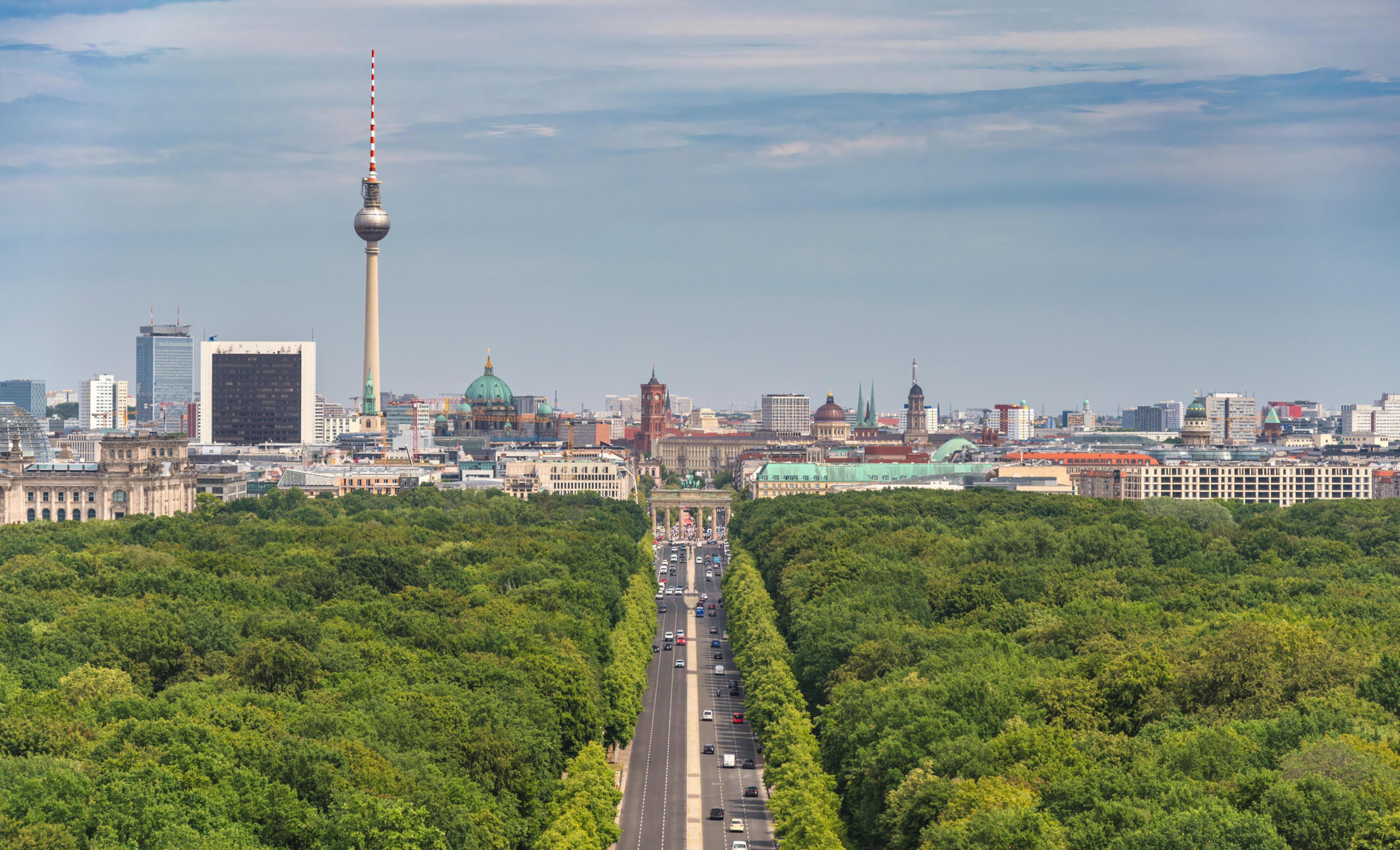 Blick &uuml;ber den Berliner Tiergarten auf Brandenburger Tor und Fernsehturm