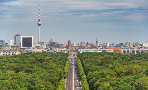 Blick &uuml;ber den Berliner Tiergarten auf Brandenburger Tor und Fernsehturm
