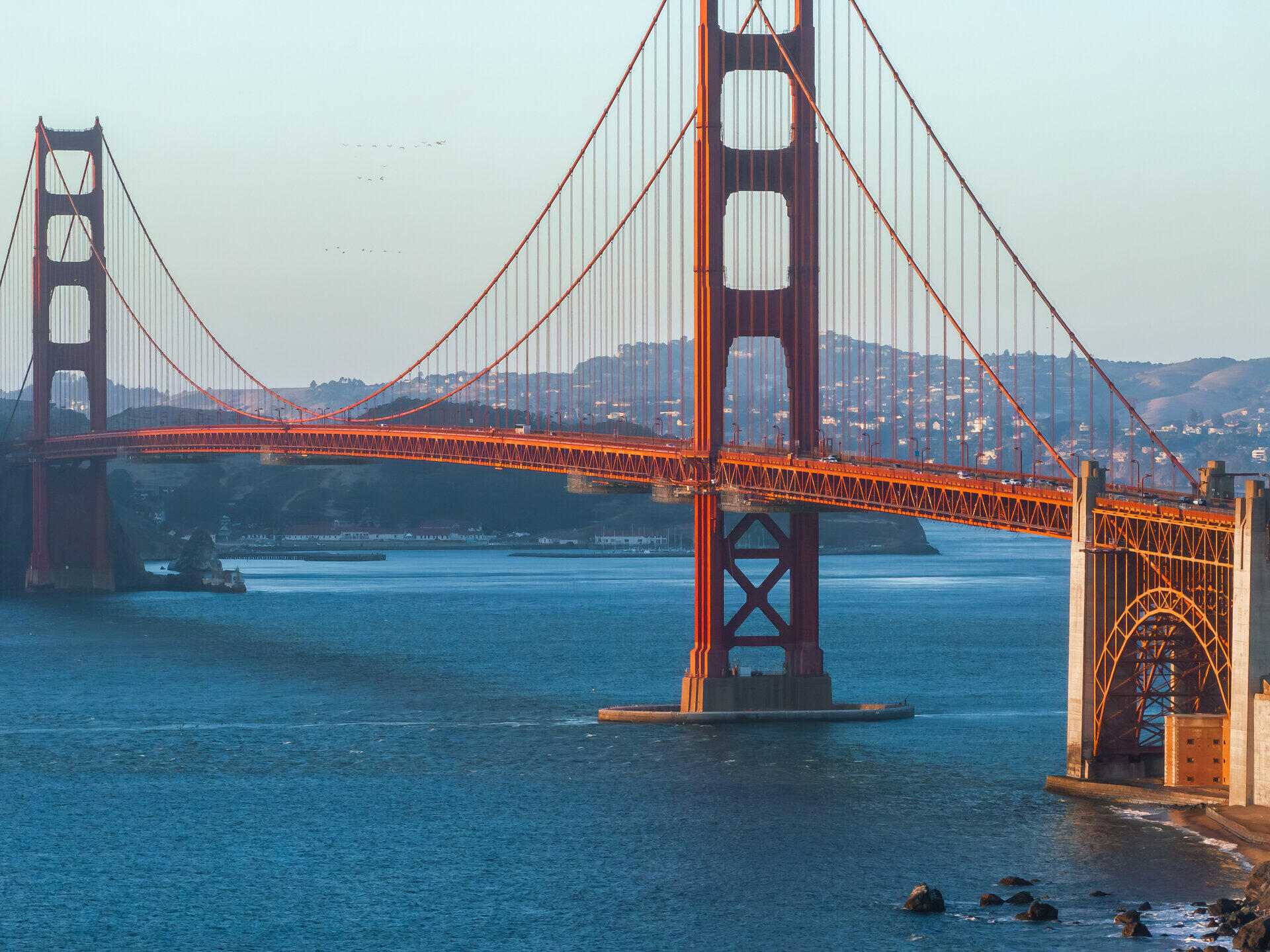 Golden Gate Bridge &uuml;ber der Bucht von San Francisco, dahinter bewaldete H&uuml;gel