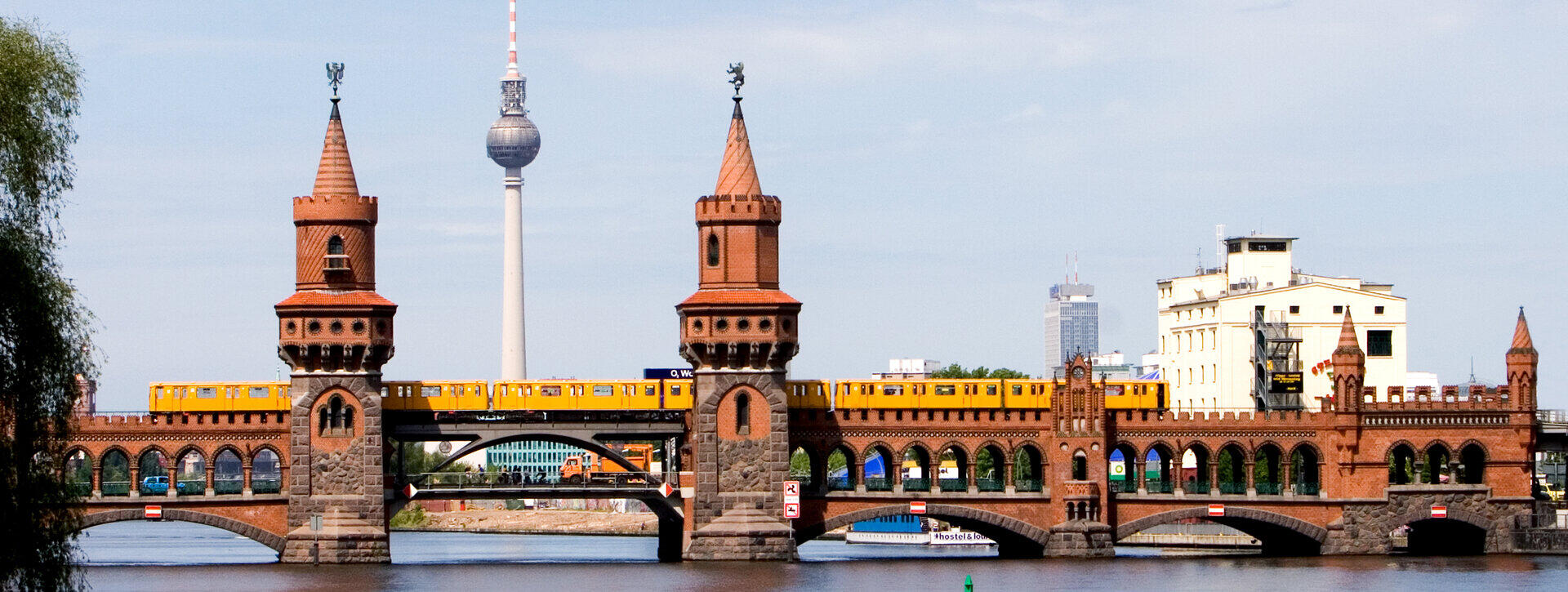 Oberbaumbr&uuml;cke in Berlin mit gelber U-Bahn und Fernsehturm im Hintergrund