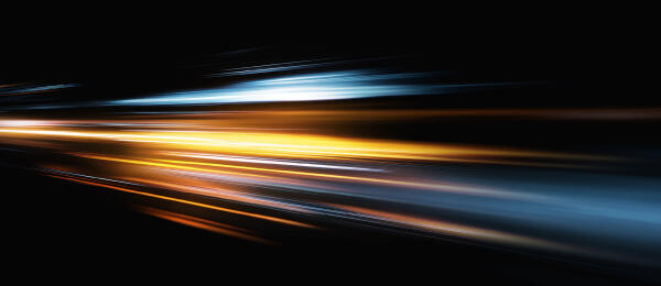 Abstrakte Lichtstreifen, links auf grauem, rechts auf schwarzem Grund