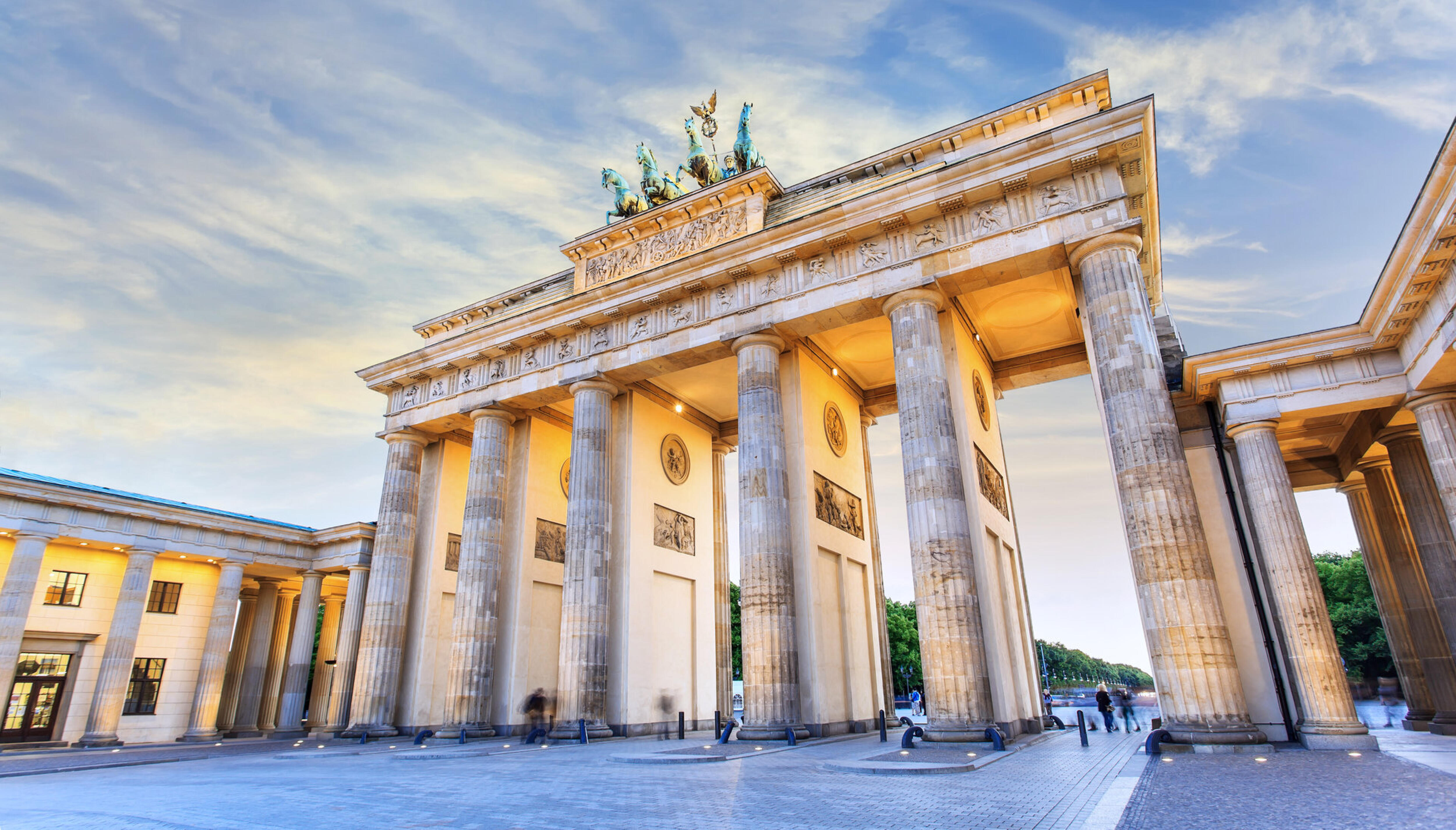 Brandenburger Tor in Berlin mit Quadriga vor leicht bew&ouml;lktem Himmel