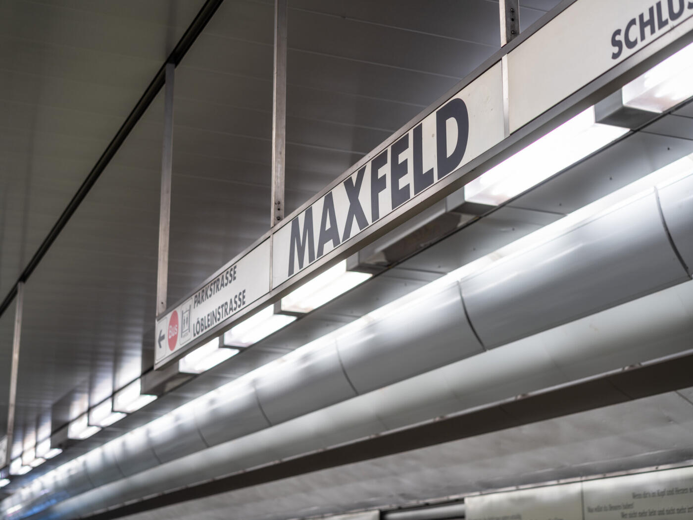Bahnsteig der N&uuml;rnberger U-Bahn-Station Maxfeld mit beleuchtetem Stationsschild