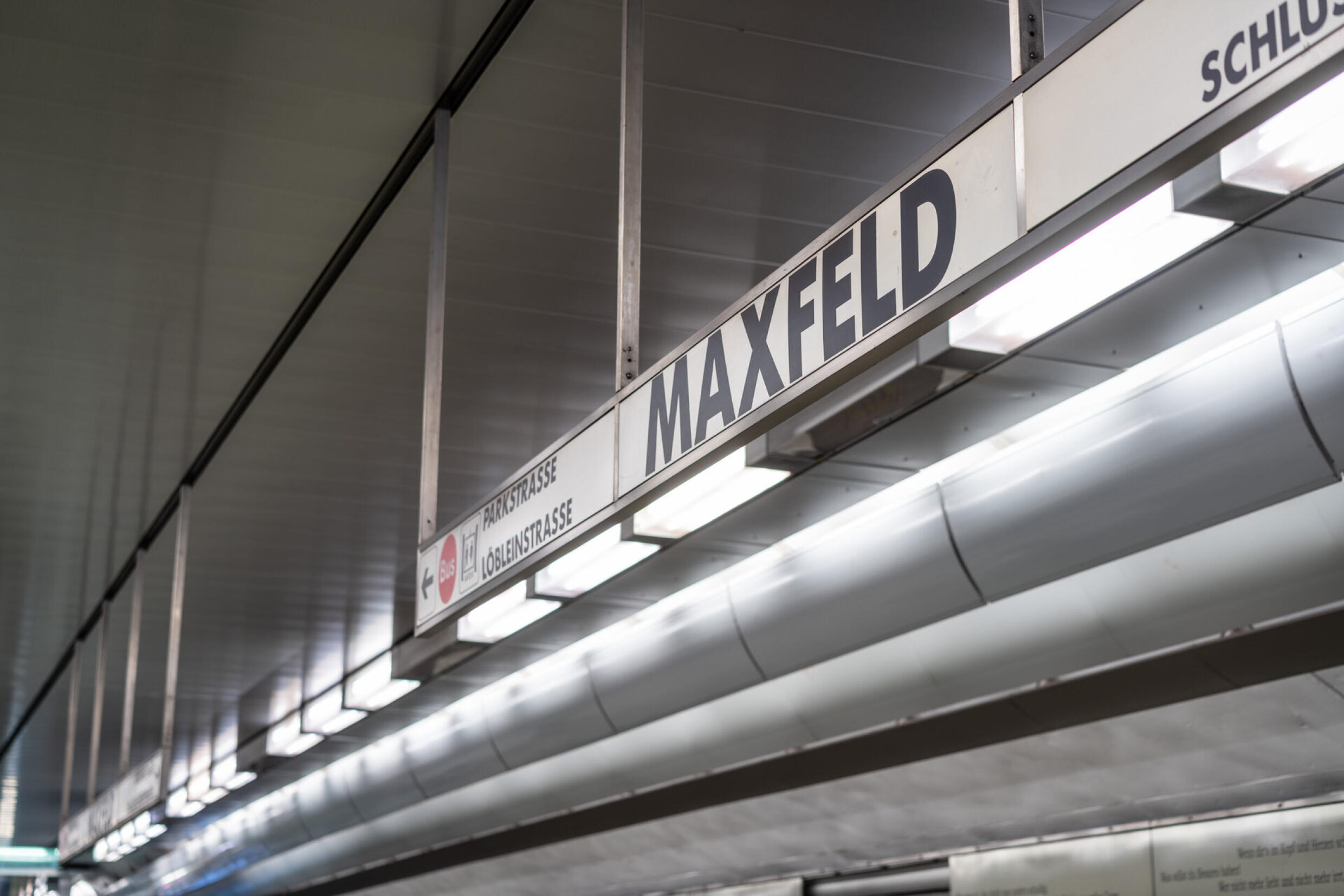 Bahnsteig der N&uuml;rnberger U-Bahn-Station Maxfeld mit beleuchtetem Stationsschild