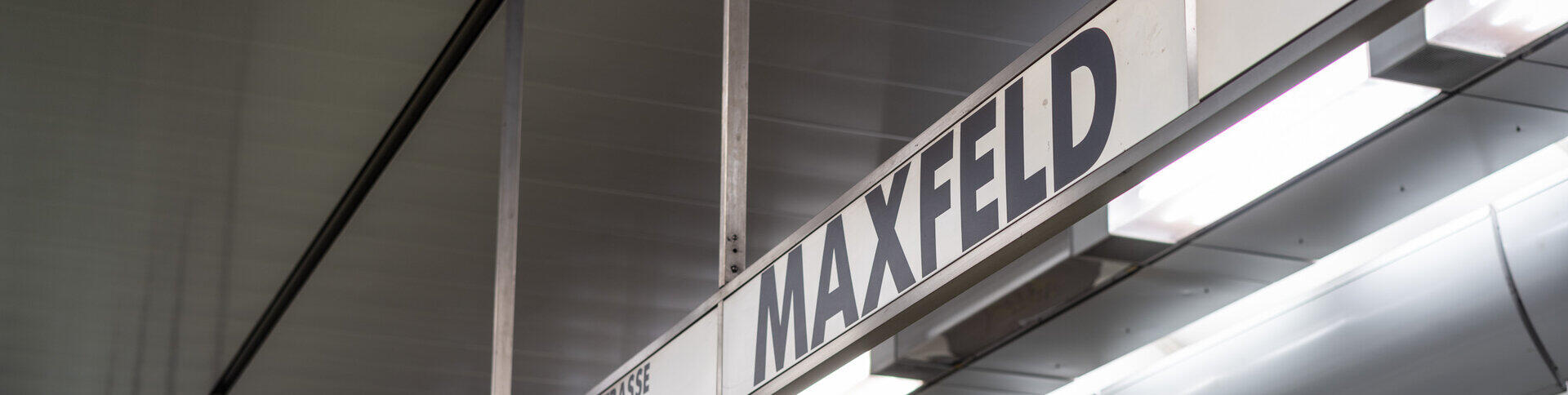 Bahnsteig der N&uuml;rnberger U-Bahn-Station Maxfeld mit beleuchtetem Stationsschild
