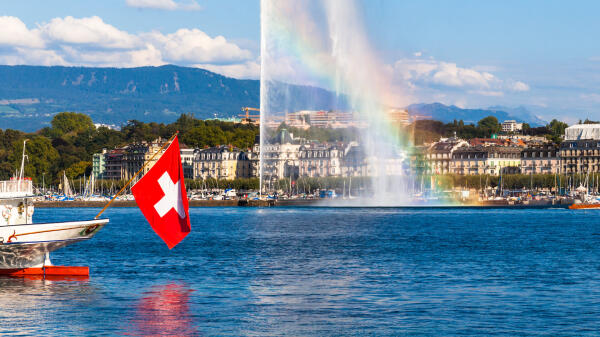 Genfer See mit Jet d'eau, Schweizer Flagge und Uferpromenade