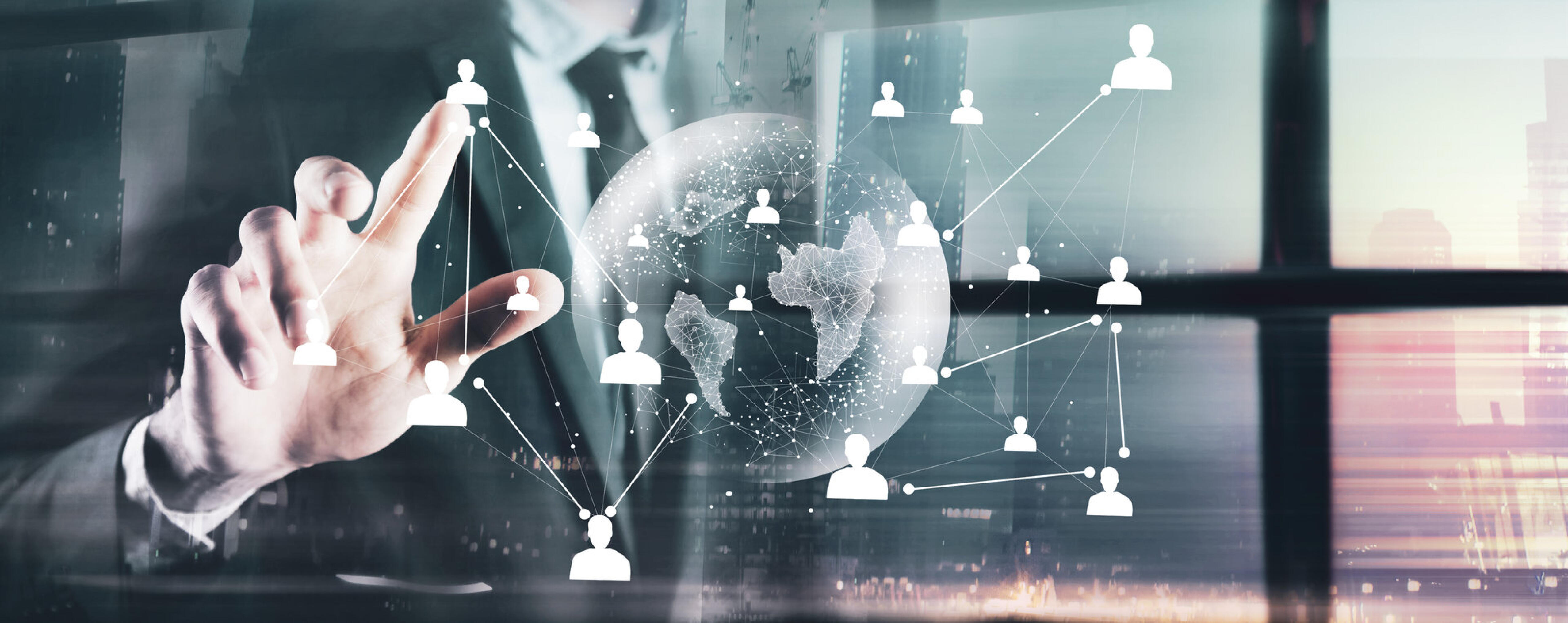 Hand ber&uuml;hrt ein Netzwerk aus Personensymbolen &uuml;ber einem digitalen Globus