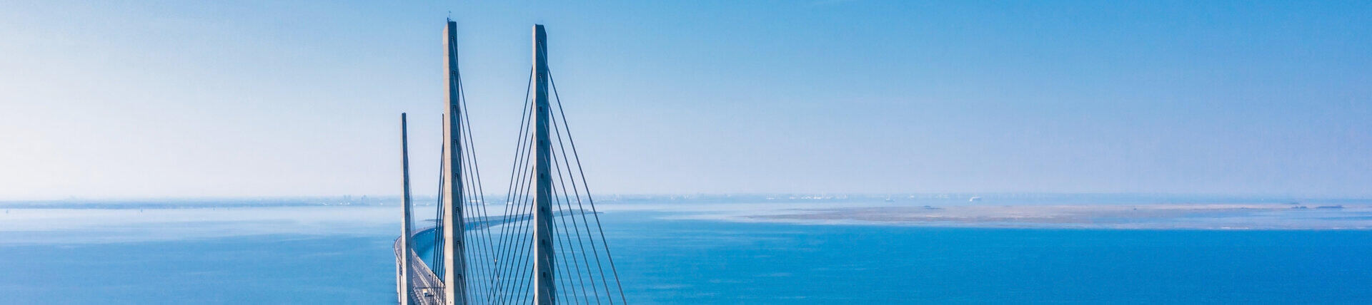 Schr&auml;gseilbr&uuml;cke f&uuml;hrt &uuml;ber das offene Meer, Luftaufnahme