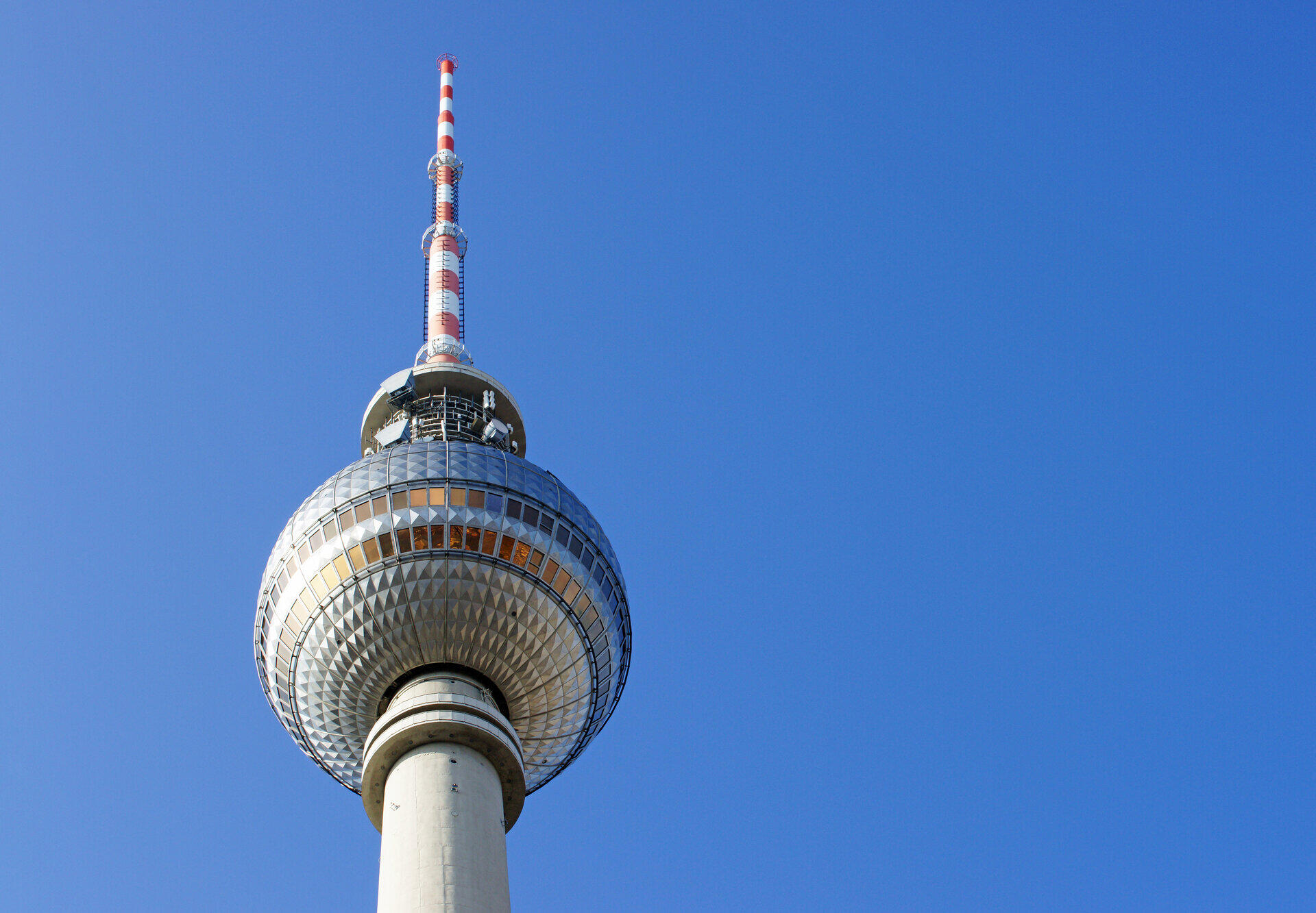 Kuppel des Berliner Fernsehturms vor strahlend blauem Himmel