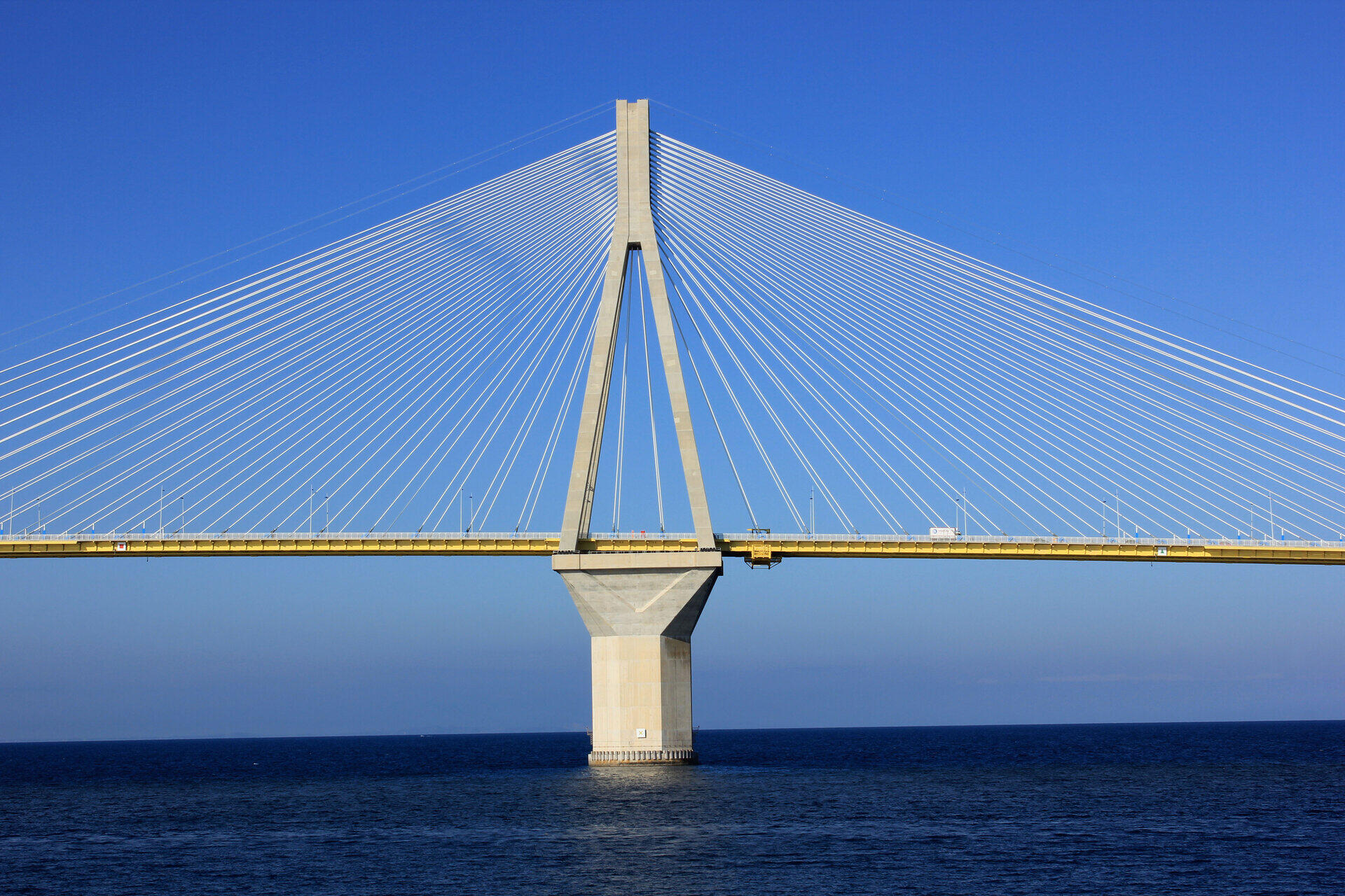 Schr&auml;gseilbr&uuml;cke mit einem hohen Pylon &uuml;ber dem offenen Meer
