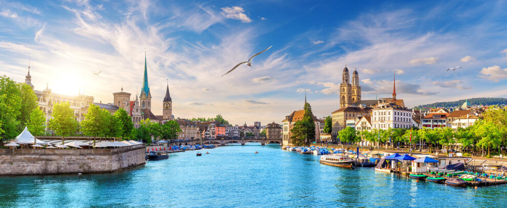 Z&uuml;rich mit Limmat, Fraum&uuml;nster und Grossm&uuml;nster bei Sonnenschein