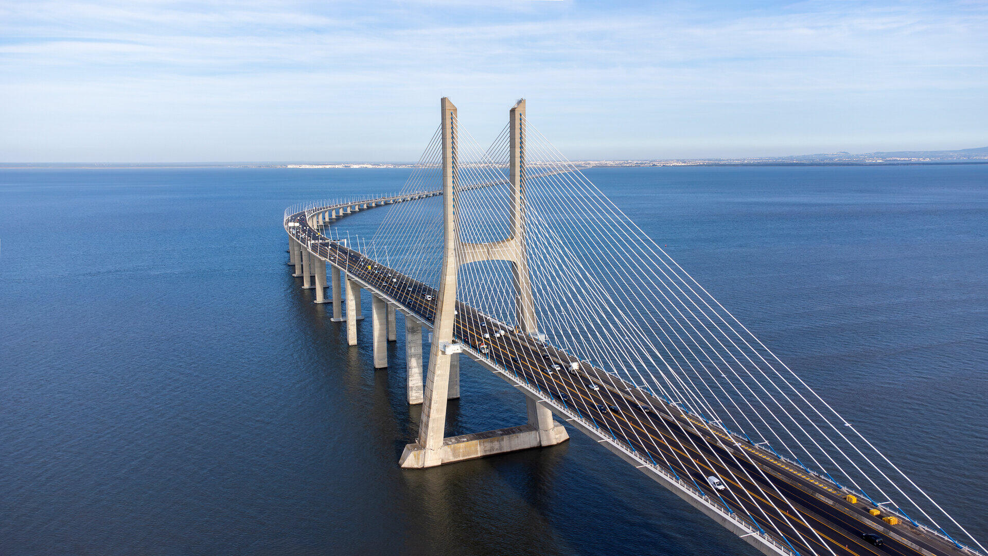 Weitl&auml;ufige Schr&auml;gseilbr&uuml;cke erstreckt sich &uuml;ber eine Meeresbucht