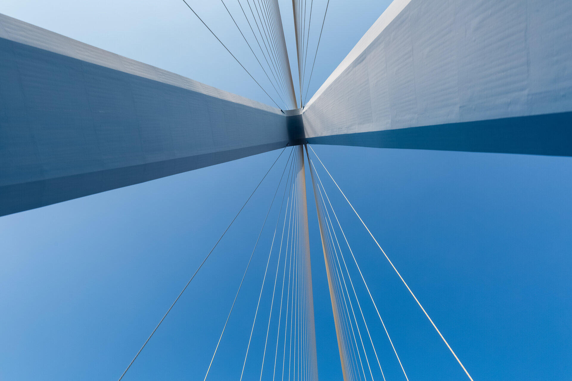 Symmetrischer Blick senkrecht nach oben an einem Br&uuml;ckenpylon