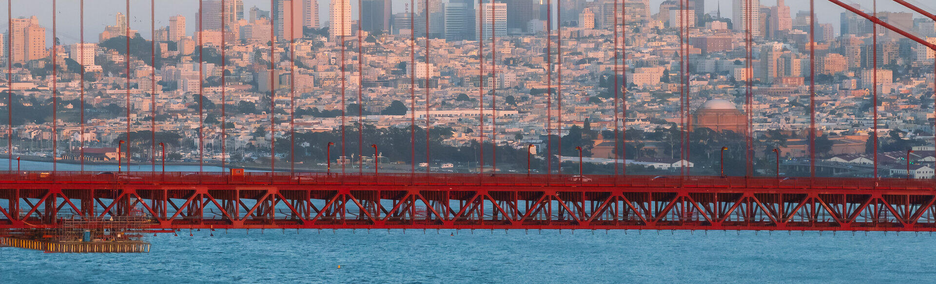 Skyline von San Francisco hinter den roten Seilen der Golden Gate Bridge