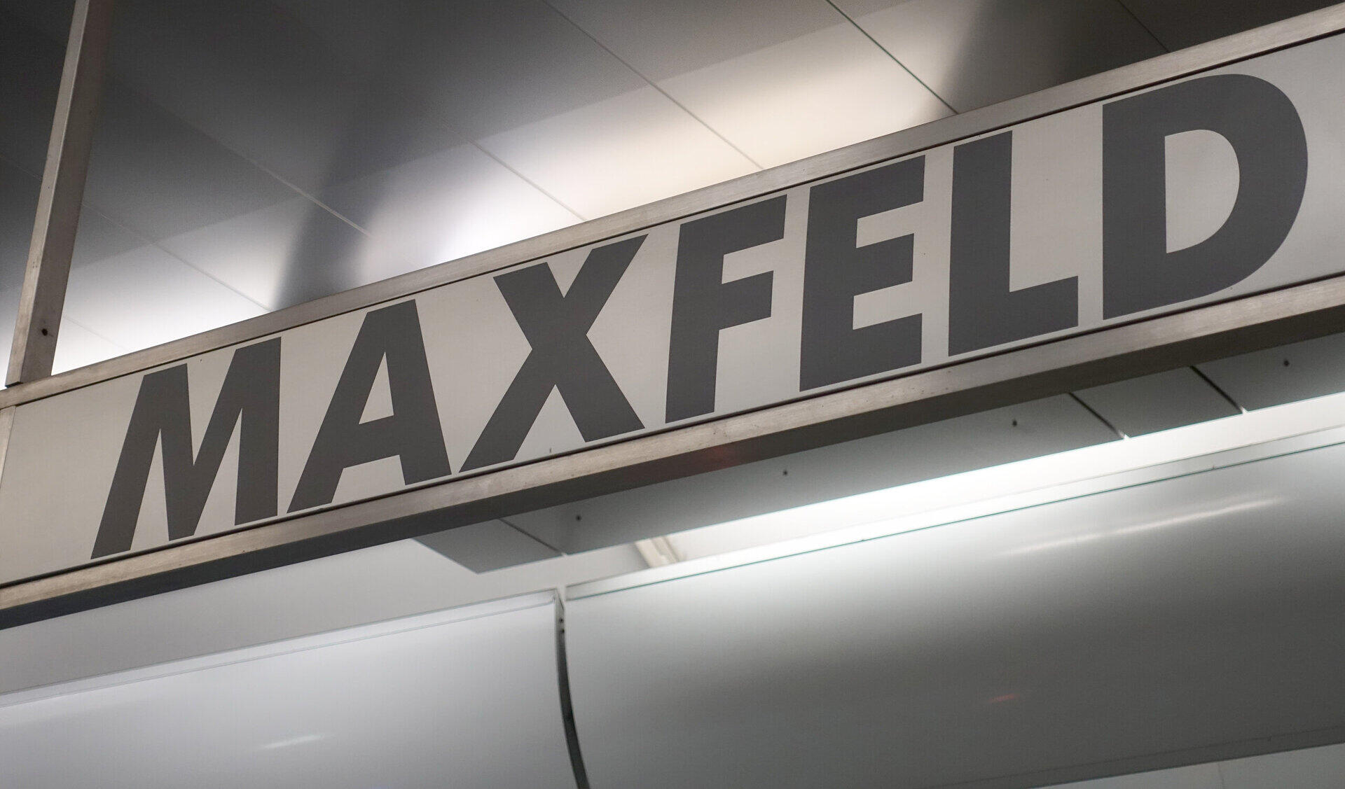 Schriftzug Maxfeld auf dem Stationsschild der N&uuml;rnberger U-Bahn-Haltestelle