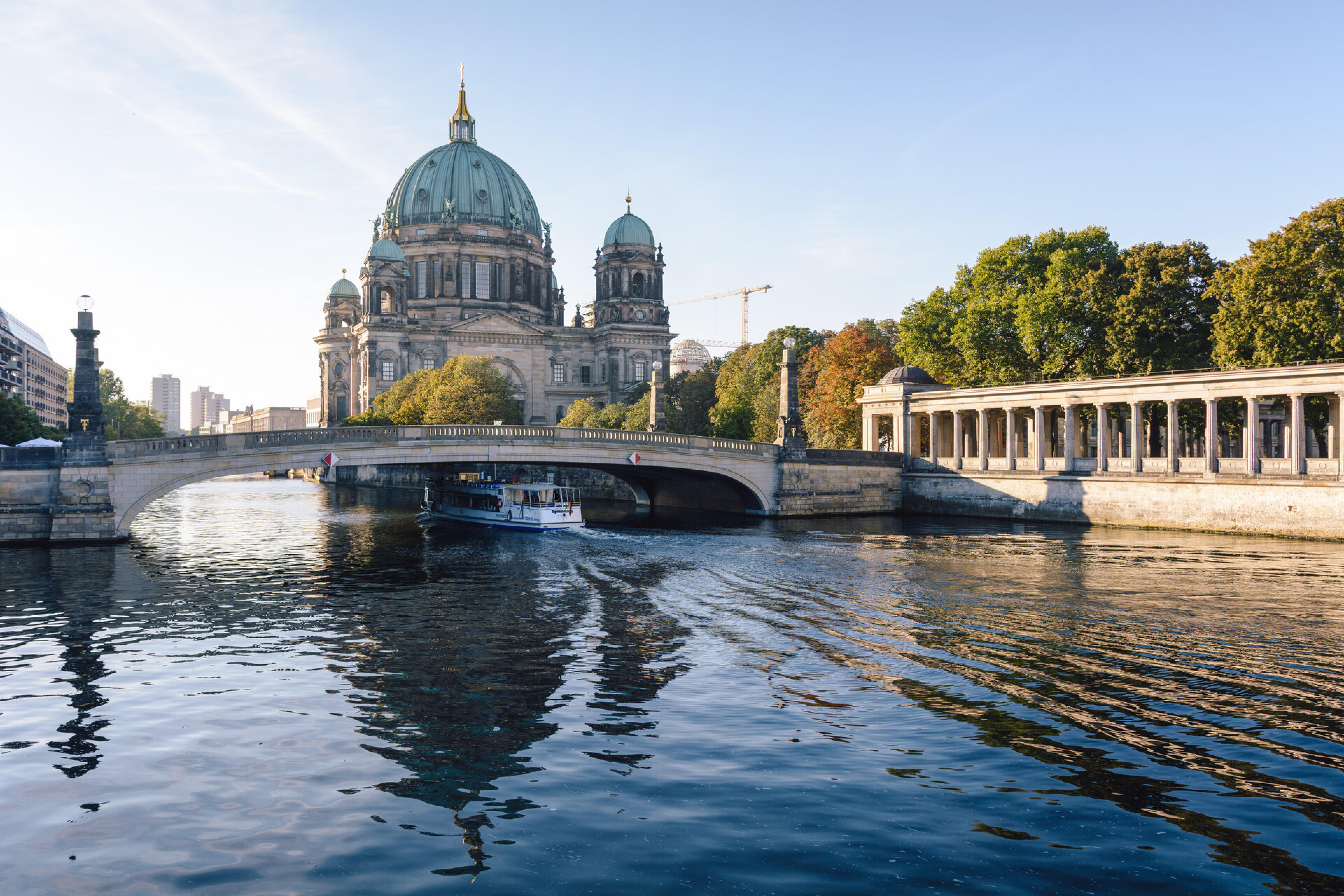 Berliner Dom an der Spree mit Br&uuml;cke, Ausflugsboot und Kolonnaden im Morgenlicht