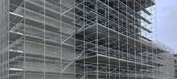 Umfangreiches Ger&uuml;st an der Fassade eines im Bau befindlichen Geb&auml;udes