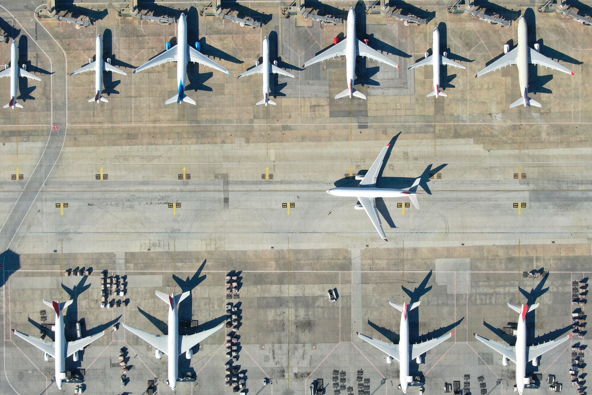 Luftaufnahme geparkter Verkehrsflugzeuge an den Gates eines Flughafens
