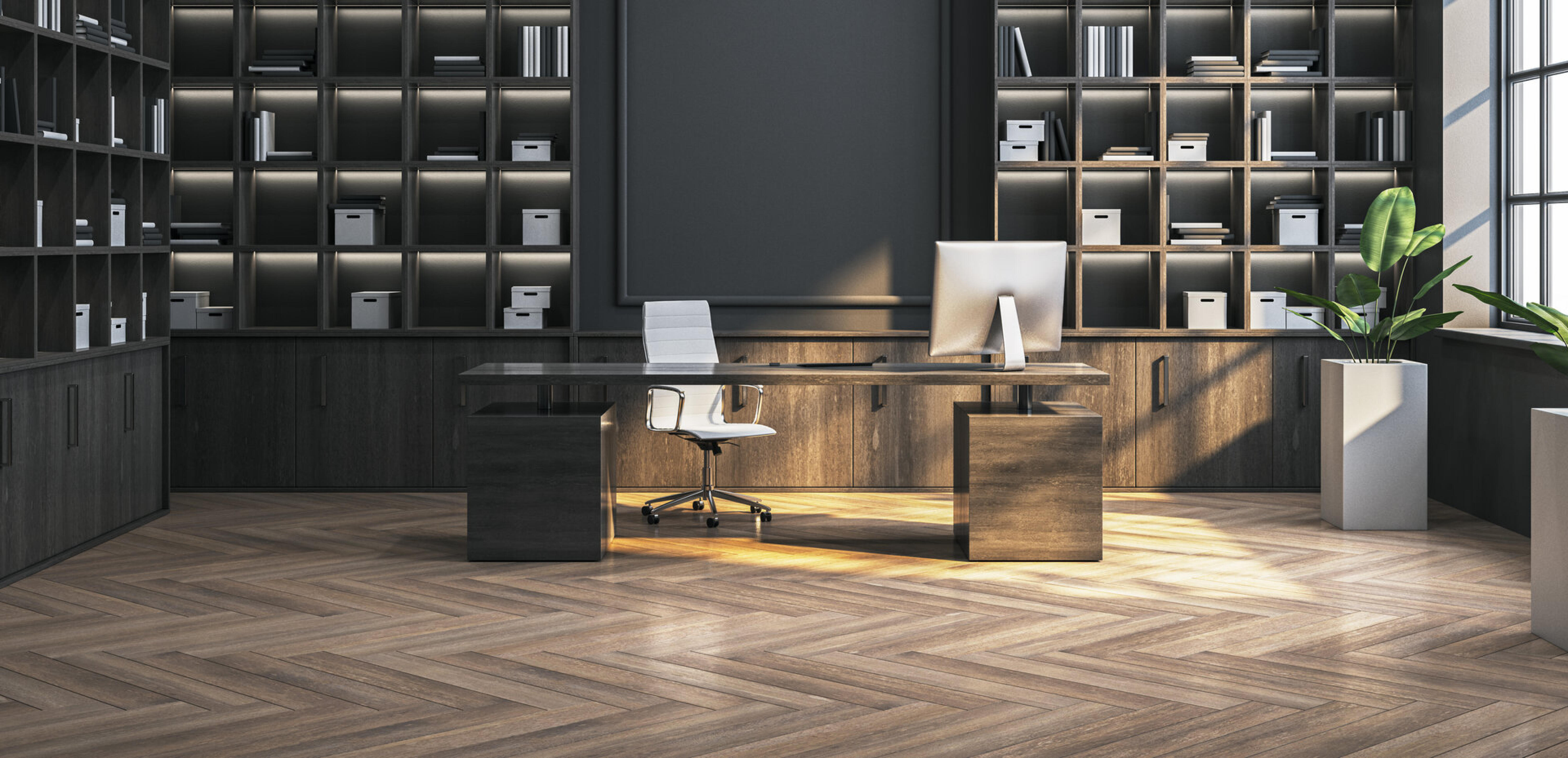 Dunkel get&auml;feltes B&uuml;ro mit B&uuml;cherregalen, Schreibtisch und Computer
