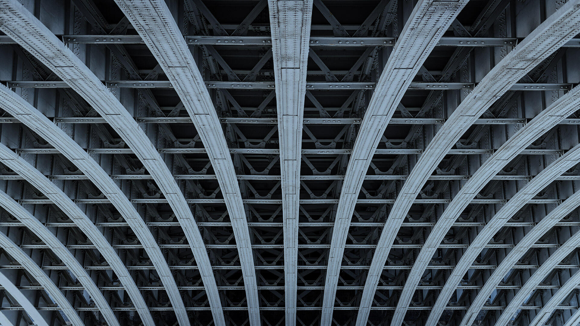 St&auml;hlerne Bogentr&auml;ger unter einer Br&uuml;cke, symmetrisch aufgef&auml;cherte Konstruktion